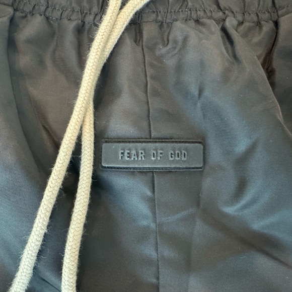 Essentials Shorts - Picture 3 of 4